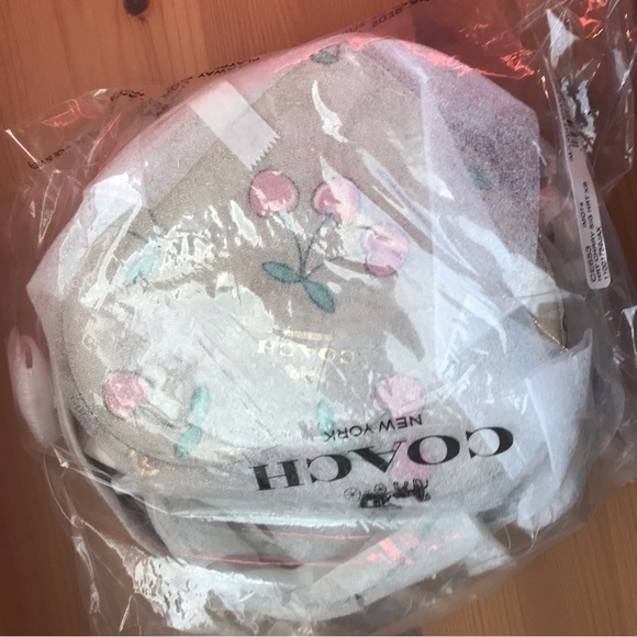 🍒❤️ Heart Crossbody In Signature Canvas With Heart Cherry Print - Picture 9 of 16